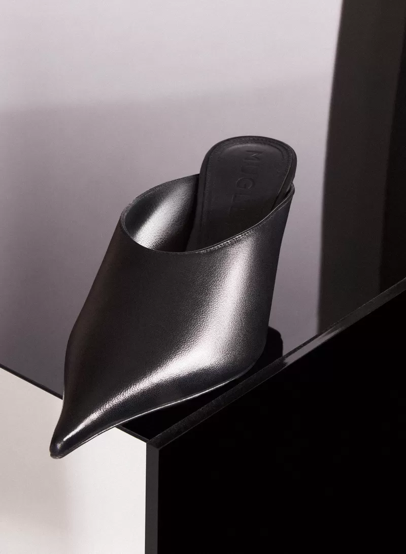 black_leather_fang__mules_3-3.webp Shop MUGLER Black leather Fang 55 mules