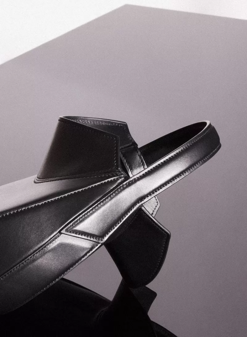 black_mini_smooth_spiral_curve__2-1.webp Online MUGLER black mini smooth spiral curve 02